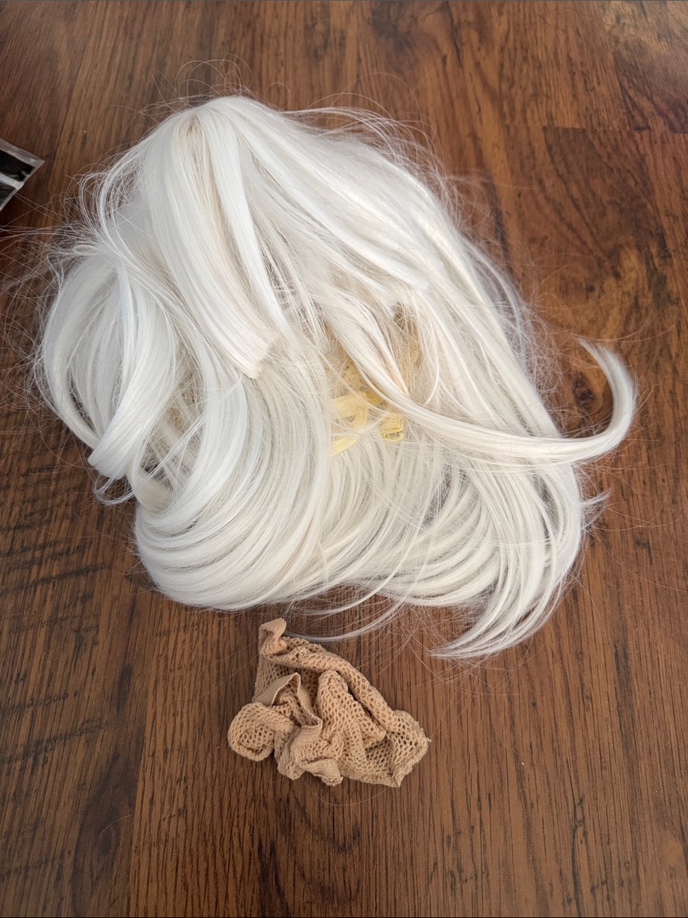 White Short Hair Wig - Women's Synthetic Hair 35.B - Picture 2 of 11